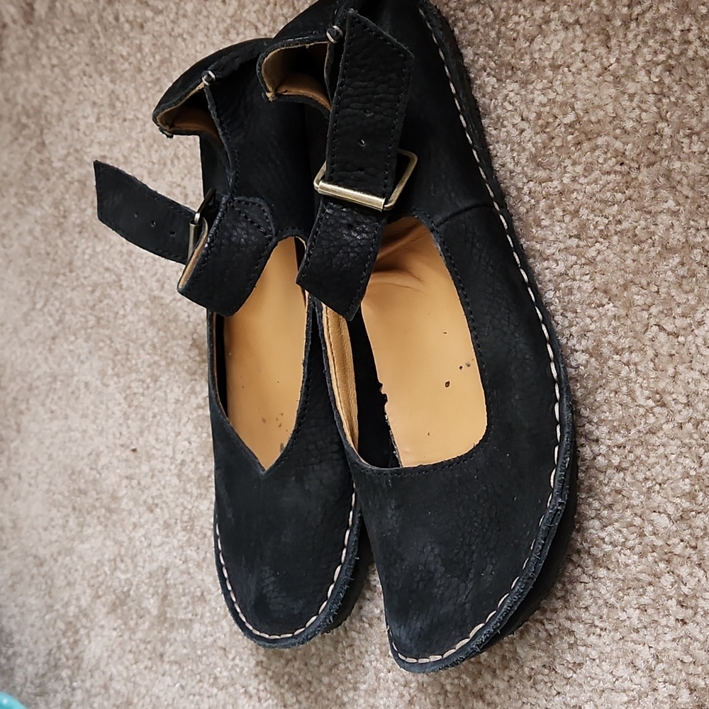 Clarks leather beeswax strap close toed shoes. Black 8 women's.